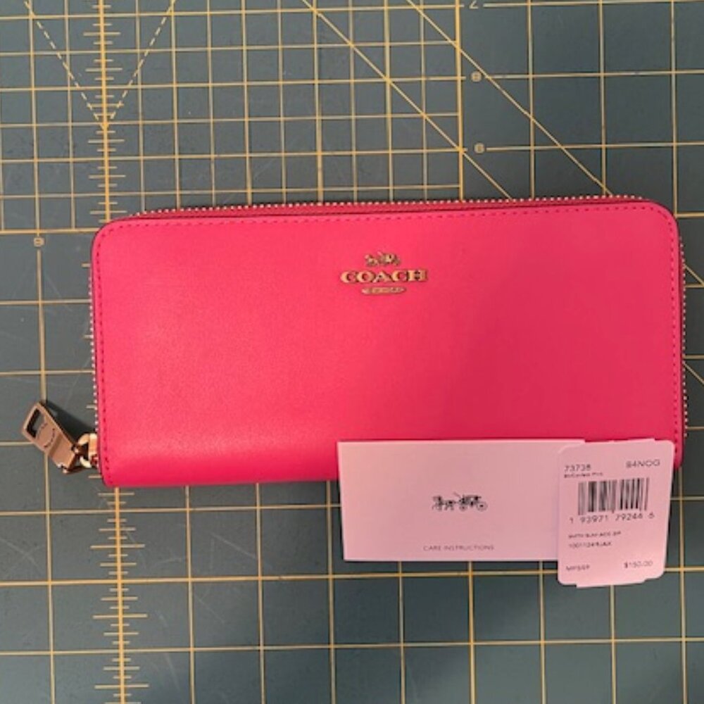 COACH SLIM ACCORDIAN ZIP WALLET  NWT